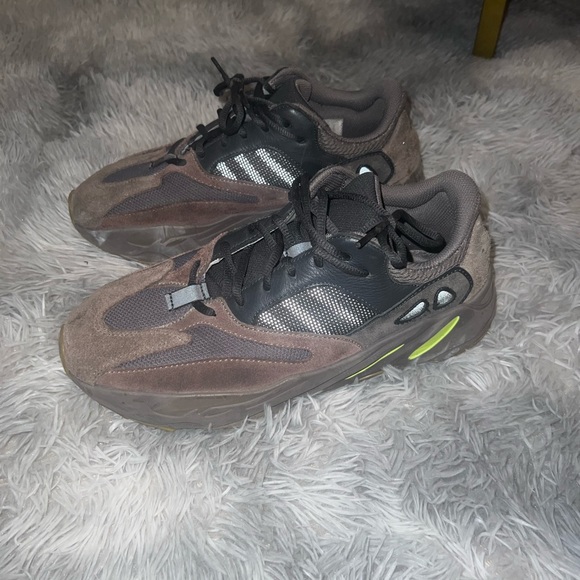 Yeezy 700 Mauve - Picture 3 of 5